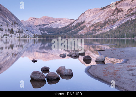 Serata tranquilla toni al Lago Tenaya, Yosemite National Park, California, Stati Uniti d'America. In autunno (ottobre) 2013. Foto Stock