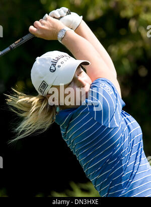 Aug 18, 2006; Portland, OR, Stati Uniti d'America; Morgan Pressel, di Boca Raton, FL, tee off in corrispondenza del primo foro durante il primo round di Safeway Classic presso il Columbia-Edgewater Country Club a Portland, Oregon, Venerdì, 18 agosto 2006. Pressel ha terminato la giornata con un 68, tre sotto il par. Credito: Foto di Richard Clemente/ZUMA premere. (©) Copyright 2006 da Richard Clemente Foto Stock