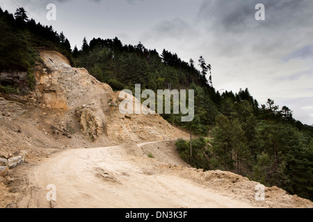 Il Bhutan orientale, strade pericolose autostrada per Shertang La pass crossing frana Foto Stock