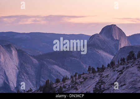 Twilight oltre mezza cupola, Yosemite National Park, California, Stati Uniti d'America. In autunno (ottobre) 2013. Foto Stock