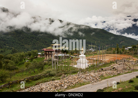 Il Bhutan orientale, il monastero e il chorten accanto all autostrada a Shertang La Pass Foto Stock