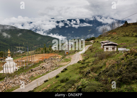 Il Bhutan orientale, chorten accanto all autostrada a Shertang La Pass da Bumthang Foto Stock