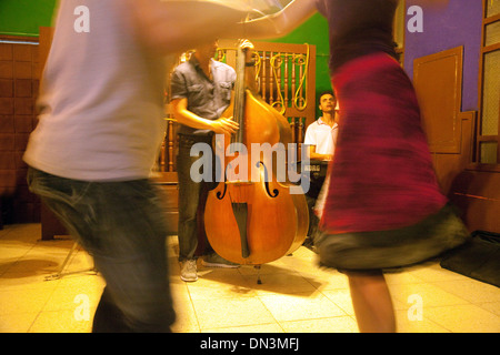 La gente ballare salsa in un bar fino a tarda notte, Cafe Paris, Havana, Cuba, Caraibi, America Latina Foto Stock