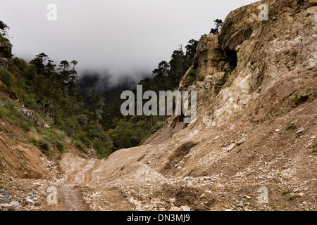 Il Bhutan orientale, strade pericolose autostrada per Shertang La pass crossing frana Foto Stock