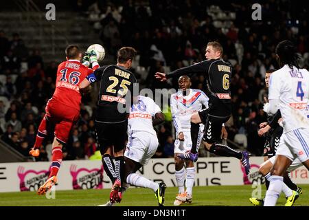 Lione, Francia. Xviii Dicembre, 2013. French League Cup Calcio. Lione rispetto a Reims. Anthony Lopes (Lione) vs Anthony Weber e Antoine Devaux (Reims) Credito: Azione Sport Plus/Alamy Live News Foto Stock