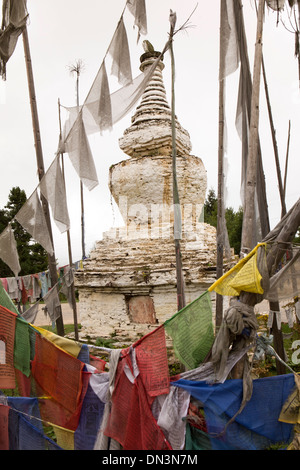 Il Bhutan orientale, Shertang La Pass, bandiere di preghiera e antico in pietra dipinta di bianco chorten Foto Stock