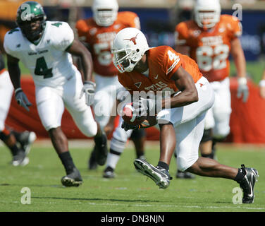 Sep 02, 2006; San Antonio, TX, Stati Uniti d'America; LIMAS SWEED prende in un lungo il touchdown catture nella prima metà Sabato, 2 settembre 2006 a Darrell K Royal-Texas Memorial Stadium di Joe Jamail Campo di Austin. Credito: Foto di Bahram Mark Sobhani/San Antonio Express-News/ZUMA premere. (©) Copyright 2006 by San Antonio Express-News Foto Stock