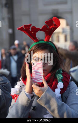 Roma, Italia 18 dicembre 2013 donna che indossa indumenti di Natale a Roma Italia Foto Stock