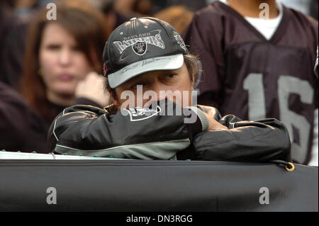 Oct 01, 2006; Oakland, CA, Stati Uniti d'America; NFL Football: Oakland Raiders hanno perso la loro retta 3 Partita della stagione contro il Cleveland Brown in McAfee Coliseum di Oakland, California domenica 1 ottobre 2006. I raider perso 24-21. Credito: Foto di Dan Honda/Contra Costa Times/ZUMA premere. (©) Copyright 2006 by Contra Costa Times Foto Stock