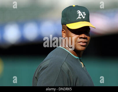 Oct 09, 2006; Oakland, CA, Stati Uniti d'America; MLB Baseball: Oakland's FRANK THOMAS al campionato di serie pratica Lunedì, Ottobre 9, 2006, a Oakland, in California. La A del Tigri e gioca la prima partita di campionato serie Martedì, 10 ottobre, a Oakland, in California. Credito: Foto di Joanna Jhanda/Contra Costa Times/ZUMA premere. (©) Copyright 2006 by Contra Costa Times Foto Stock