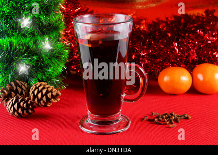 Inverno bevanda calda con spezie e le decorazioni di Natale Foto Stock