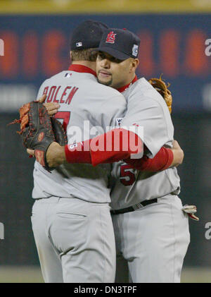 Oct 21, 2006; Detroit, MI, Stati Uniti d'America; St. Louis Cardinals' SCOTT SPIEZIO abbracci Albert Pujols dopo il gioco 1 della serie mondiale tra il St. Louis Cardinals e Detroit Tigers al Comerica Park. Credito: Foto di Laurie Skrivan/St Louis Dispatch/ZUMA premere. (©) Copyright 2006 da St Louis Dispatch Foto Stock