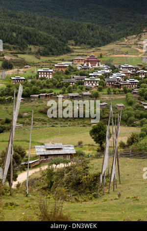 Il Bhutan orientale, Ura Village, case strettamente raggruppate intorno al tempio lhakang Foto Stock