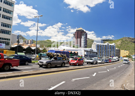 L'autostrada (M2) che attraversano Caudan Waterfront in Port Louis, Mauritius. Foto Stock