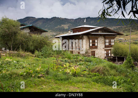 Il Bhutan orientale, Ura Village, tradizionalmente costruiti in pietra e legno incorniciata house Foto Stock