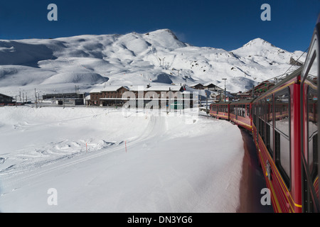 Jungfraubahn vetture ferroviarie tirando in Kleine Scheidegg stazione ferroviaria, Alpi Bernesi, Svizzera Foto Stock