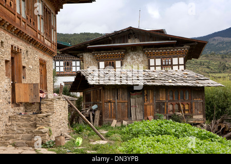 Il Bhutan orientale, Ura Village, tradizionalmente costruiti in pietra e legno incorniciata house Foto Stock