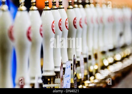 Fila di molti CAMRA pompe di birra ad un real ale, birra e sidro festival Foto Stock