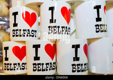 "Io amo Belfast' tazze souvenir in vendita a visitare Belfast centro informazioni turistiche Foto Stock