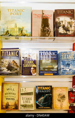 Una selezione di libri sul Titanic in vendita a visitare Belfast centro informazioni turistiche Foto Stock