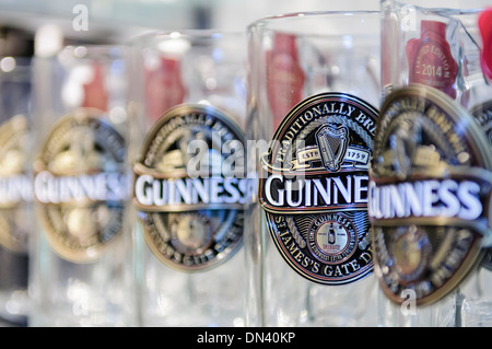 Una fila di Guinness la birra di marca occhiali Foto Stock