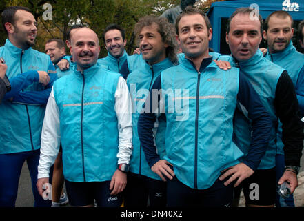 Nov 02, 2006; Manhattan, NY, STATI UNITI D'AMERICA; membri della Maratona d'Italia Team warm up vicino al traguardo del 2006 New York City Marathon di Central Park. Credito: Foto di Bryan Smith/ZUMA premere. (©) Copyright 2006 by Bryan Smith Foto Stock