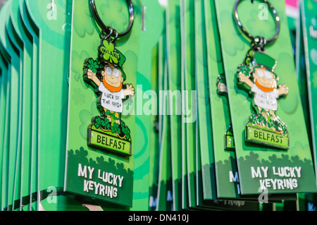Keyring con 'fortuna degli irlandesi - Belfast' in vendita in un negozio Foto Stock