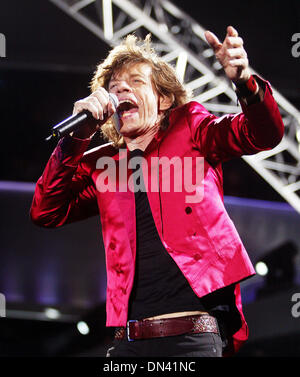 6 Nov, 2006; Oakland, CA, Stati Uniti d'America; MICK JAGGER e i Rolling Stones eseguire al McAfee Coliseum di Oakland. Le pietre terminare la tappa finale del loro Bigger Bang Tour. Credito: Foto di Giovanni verde/Oakland Tribune/ZUMA premere. (©) Copyright 2006 Da Oakland Tribune Foto Stock