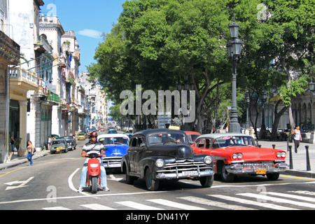 Vecchia auto americane sul Paseo de Martí (aka Paseo del Prado), l'Avana Vecchia (La Habana Vieja), Cuba, il Mare dei Caraibi e America centrale Foto Stock