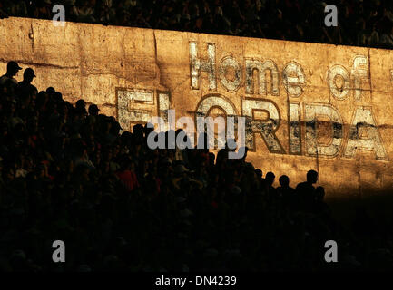 Nov 11, 2006; Gainesville, FL, Stati Uniti d'America; South Carolina Gamecocks a Universiity di Florida Gators. Gator tifosi guardare il gioco a Ben Hill Griffin Stadium. Credito: Foto da Allen Eyestone/Palm Beach post/ZUMA premere. (©) Copyright 2006 da Palm Beach post Foto Stock