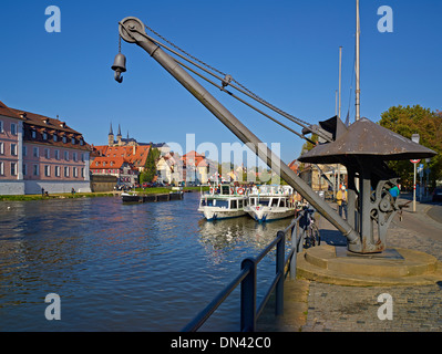 Vecchio derrick e le gite in barca al fiume Regnitz a Bamberg, Alta Franconia, Baviera, Germania Foto Stock