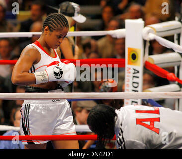 Nov 11, 2006; New York, NY, STATI UNITI D'AMERICA; il pugilato: 10 Round WBC Super Middleweight Championship: Undefeated Laila Ali Vs. Shelley Burton. LAILA ALI passeggiate al suo angolo dopo il primo turno contro Shelly Burton durante il loro WBC Super Middleweight campionato combattuto a New York del Madison Square Garden Novembre 11, 2006. Ali ha vinto su un quarto round knockout tecnico. Credito: foto da Foto Stock