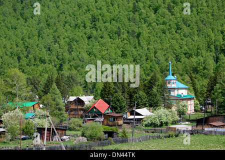 Villaggio e chiesa fuori Listvyanka sulla riva del lago Baikal, Siberia, Russia Foto Stock