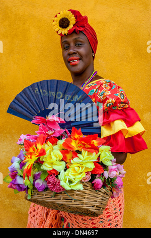 Donna cubana in abito tradizionale, Plaza de la Catedral, Havana, Cuba Foto Stock