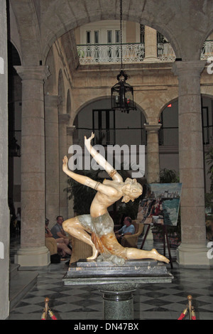 Art deco statua in Hotel Florida lobby, Calle Obispo, l'Avana Vecchia (La Habana Vieja), Cuba, il Mare dei Caraibi e America centrale Foto Stock