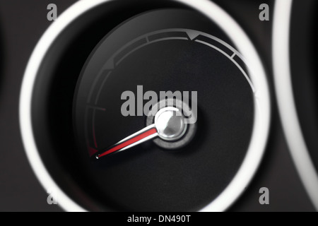 Dettaglio di un misuratore di vuoto con un ago di puntamento Foto Stock