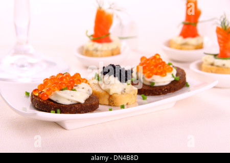 Rosso e nero caviale su pezzi di pane come spuntino, close up Foto Stock