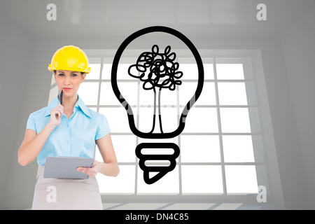 Immagine composita di pensosa attraente architetto azienda negli appunti Foto Stock