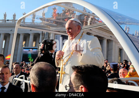 Vaticano, Roma, Italia. Xviii Dicembre 2013. Piazza San Pietro Udienza generale del 18 Dec 2013 Papa Francesco indossare una croce fatti a mano dotato da un pellegrino Credito: Davvero Facile Star/Alamy Live News Foto Stock