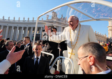 Vaticano, Roma, Italia. Xviii Dicembre 2013. Piazza San Pietro Udienza generale del 18 Dec 2013 Papa Francesco indossare una croce fatti a mano dotato da un pellegrino Credito: Davvero Facile Star/Alamy Live News Foto Stock