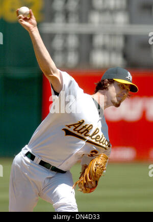Jul 26, 2006; Oakland, CA, Stati Uniti d'America; la Oakland Athletics' DAN HAREN piantato un forte gioco contro il Boston Red Sox. La A ha sconfitto il Red Sox 5-1 in McAfee Coliseum di Oakland, California, Mercoledì, 26 luglio 2006. Credito: Foto di Dan Honda/Contra Costa Times/ZUMA premere. (©) Copyright 2006 by Contra Costa Times Jul 26, 2006; Oakland, CA, Stati Uniti d'America; la Oakland Athletics' DAN HAREN piantato un forte gioco contro il Boston Red Sox. La A ha sconfitto il Red Sox 5-1 in McAfee Coliseum di Oakland, California, Mercoledì, 26 luglio 2006. Credito: Foto di Dan Honda/Contra Costa Times/ZUMA premere. (©) Copyright 2006 by Contra Costa Times