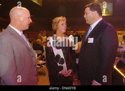 Aug 04, 2006; Cantone, OH, Stati Uniti d'America; da sinistra, Mike, Virginia e Joe Madden prima dell' inizio della Enshrinee la cena nel Cantone, Ohio venerdì agosto 4,2006. Credito: Foto di Bob Larson/Contra Costa Times/ZUMA premere. (©) Copyright 2006 by Contra Costa Times Foto Stock