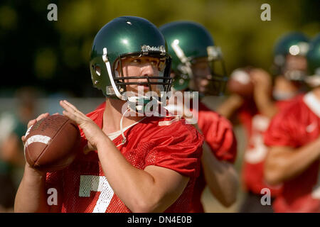 Aug 04, 2006; Sacramento, CA, Stati Uniti d'America; California State University quarterback TIM BROCKWELL durante il team della prima pratica dell'anno a CSUS in Sacramento venerdì 4 agosto 2006. Credito: Foto di Randall Benton/Sacramento Bee/ZUMA premere. (©) Copyright 2006 by Sacramento Bee Foto Stock