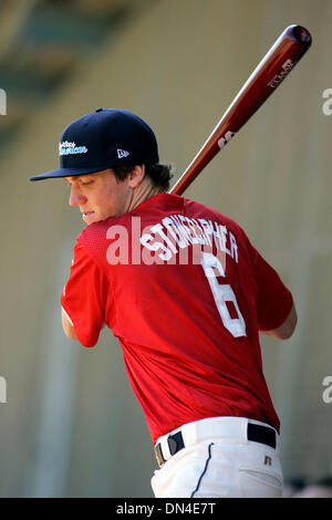 Aug 09, 2006; San Diego, CA, Stati Uniti d'America; SEQUOYAH STONECIPHER (#6 - di), l'età 16 di Mission Bay High School di San Diego, pratiche durante gli allenamenti a USD mercoledì per l'All-American Aflac High School Baseball Classic che si terrà Sabato 12 Agosto, 2006. Credito: Foto di Nadia Borowski Scott/SDU-T/ZUMA premere. (©) Copyright 2006 by SDU-T Foto Stock