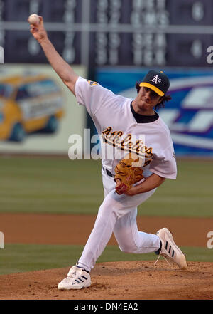 Aug 11, 2006; Oakland, CA, Stati Uniti d'America; Oakland Athletics lanciatore Dan Haren,#24, passi contro il Tampa Bay Devil Ray nel primo inning del loro gioco su Venerdì, 11 agosto 2006 a McAfee Coliseum di Oakland, California Credito: Foto di Jose Carlos Fajardo/Contra Costa Times/ZUMA premere. (©) Copyright 2006 by Contra Costa Times Foto Stock