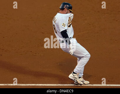 Agosto 14, 2006; Oakland, CA, Stati Uniti d'America; Oakland Athletics Jason Kendall, #18, reagisce dopo la messa a terra al primo con basi caricato alla fine del 2° inning contro i Seattle Mariners durante il loro gioco su Lunedi, agosto 14, 2006 a McAfee Coliseum. A Milton Bradley, #22, sarebbero al sicuro in un primo momento e Kielty fuori al secondo. Credito: Foto di Jose Carlos Fajardo/Contra Costa Times/ZUMA Foto Stock