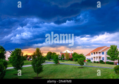 Nuvole di tempesta in un quartiere residenziale Foto Stock