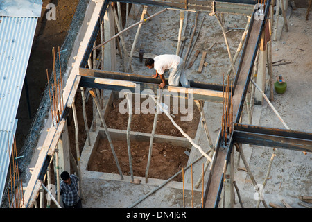 Appartamento indiano blocco telaio essendo costruito utilizzando stampi che il calcestruzzo viene versata in. Andhra Pradesh, India Foto Stock