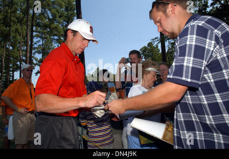 Aug 27, 2006; Raleigh, NC, Stati Uniti d'America; Carolina Hurricanes e la Stanley Cup Champions giocatore di hockey ROB BRIND 'AMOUR firma autografi al 2006 Jimmy V Celebrity Golf Classic che ha avuto luogo a Prestonwood Country Club situato in Cary. Il Jimmy Valvano Foundation ha sollevato oltre 12 milioni di dollari per aiutare a beneficio della ricerca contro il cancro. Coach Jim Valvano passata nel 1993 dal cancro e di stato Foto Stock