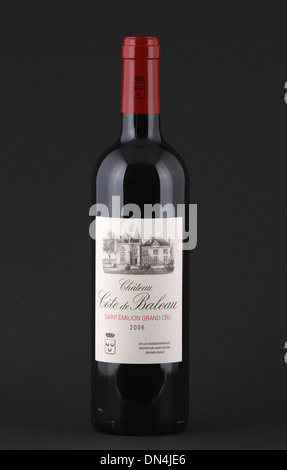 Una bottiglia di francese il vino rosso, Chateau Cote de Baleau 2006, Saint-Emilion Grand Cru, Francia Foto Stock